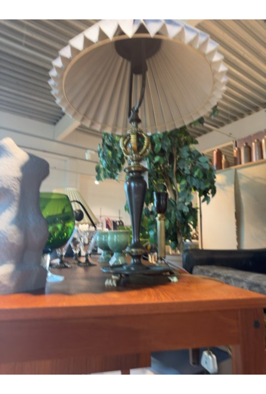 Lampe med detaljeret fod